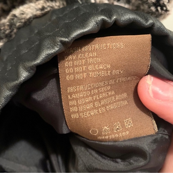 YMI Faux Fur and Vegan Leather Zip Front Vest with Hood Size Large - Picture 5 of 5